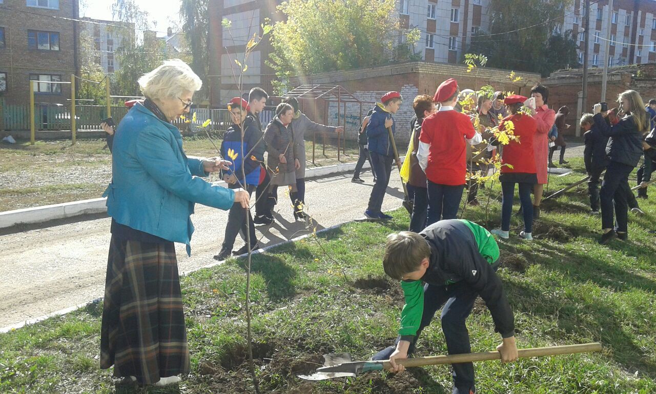 Ученики Уруссинской школы заложили Аллею ветеранов