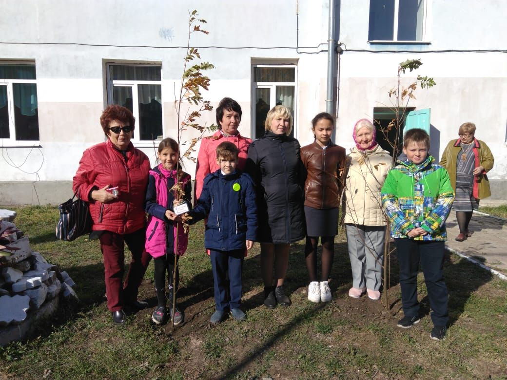 Ученики Уруссинской школы заложили Аллею ветеранов