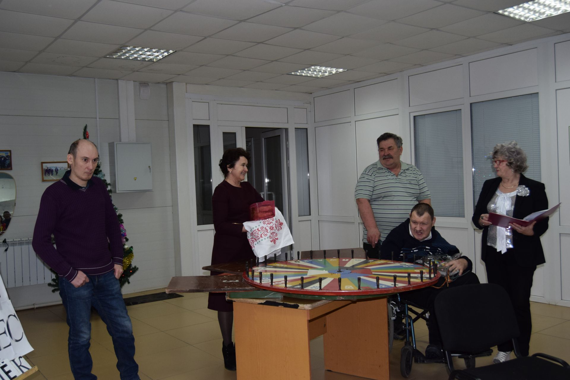 Декадник инвалидов завершился игрой «Поле чудес»