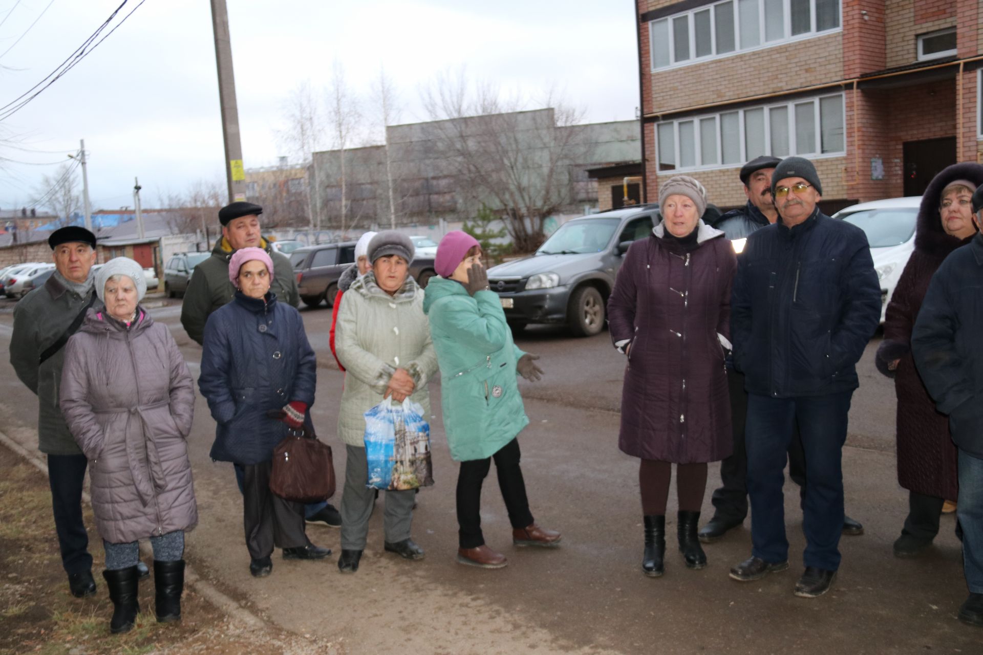 Жители улицы Ленина поселка Уруссу обеспокоены беспорядком придомовых территориях