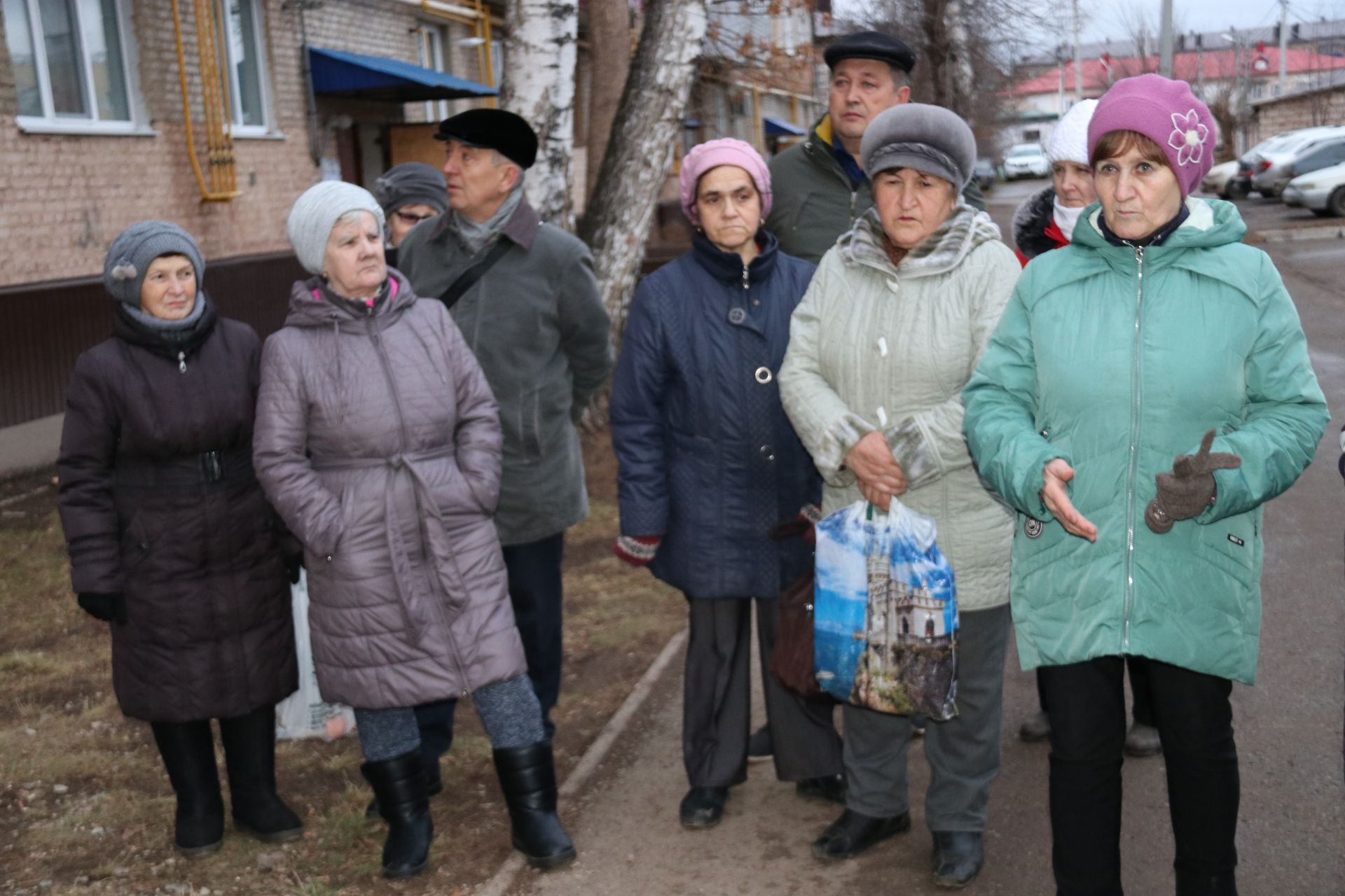 Жители улицы Ленина поселка Уруссу обеспокоены беспорядком придомовых территориях