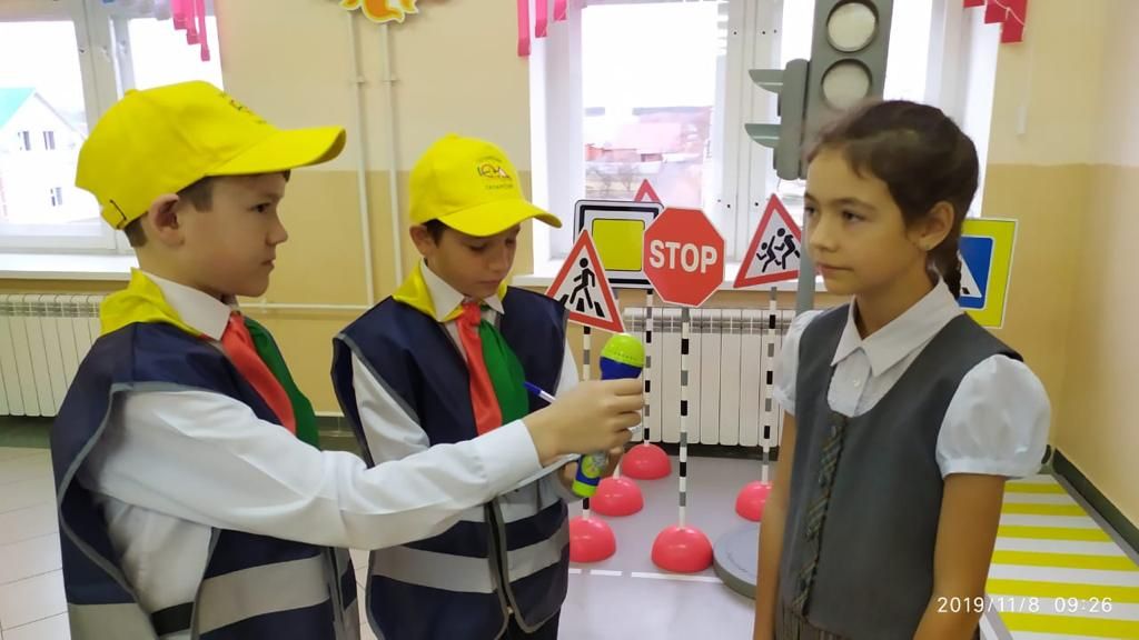 Юнкоры пресс-центра ИЮД Республики Татарстан и сотрудники ГИБДД открыли уголок безопасности дорожного движения