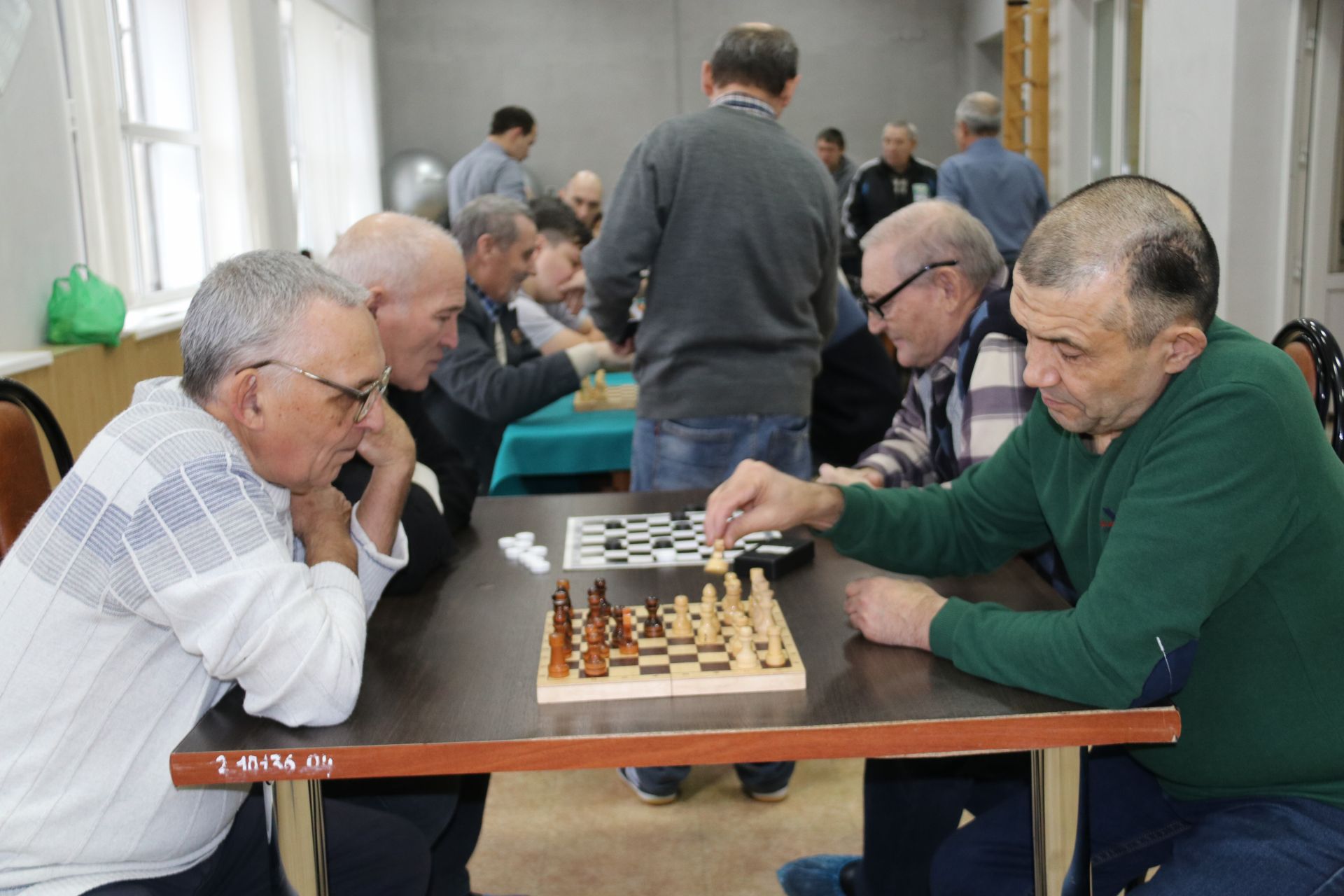 Ютазинские пенсионеры за шахматным столом