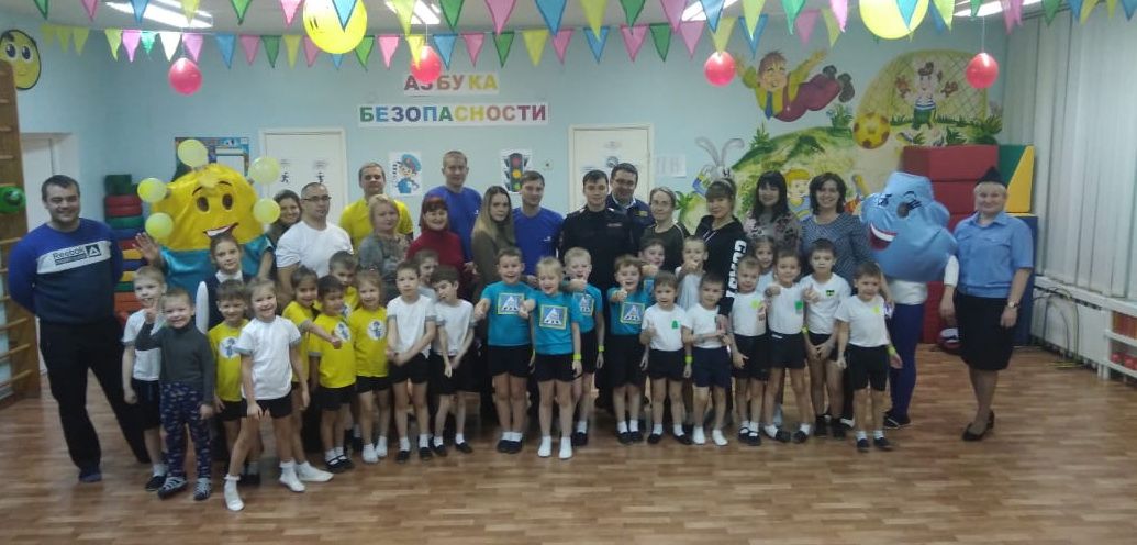 В Татарстане педагоги провели для дошколят и их родителей квест по безопасности дорожного движения