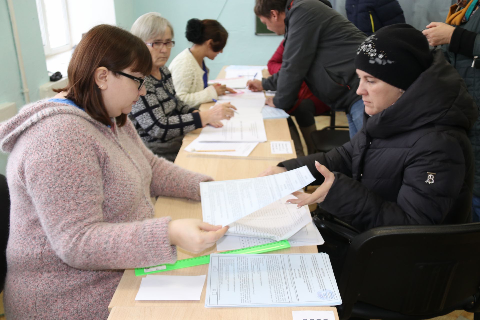 На Горьковском избирательном участке, действующем в здании бывшей гимназии поселка Уруссу, шло активное голосование