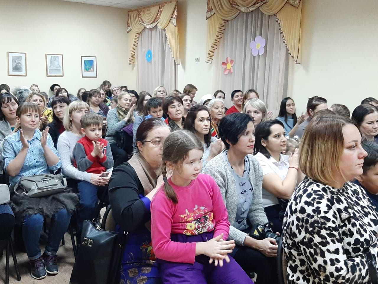 Учащиеся Уруссинской школы искусств поздравили своих мам с праздником