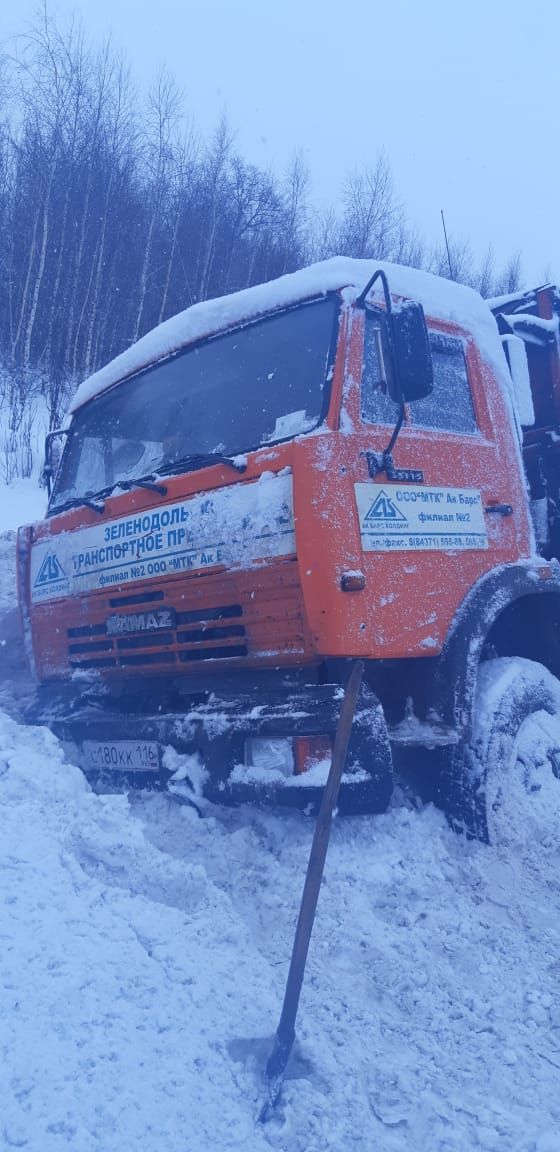 В Татарстане автоинспекторы помогли водителю КАМАЗа, который не справился с управлением и оказался в кювете.
