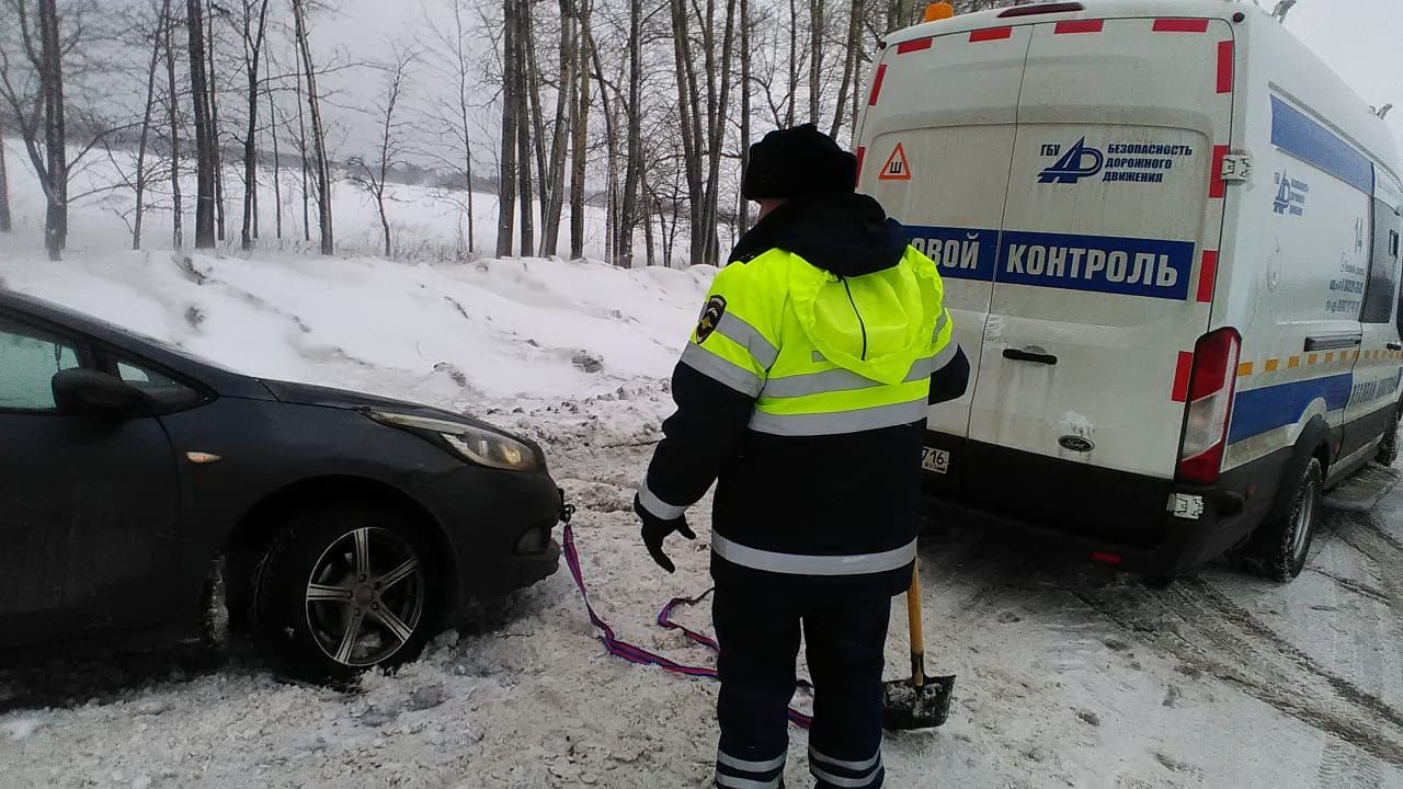 В Татарстане сотрудники Госавтоинспекции помогли автомобилисту выбраться из кювета