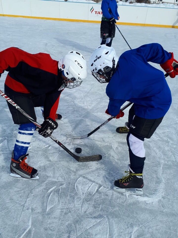 На льду хоккейной коробки в с.Абсалямово встретились хоккеисты  Ютазинского района.