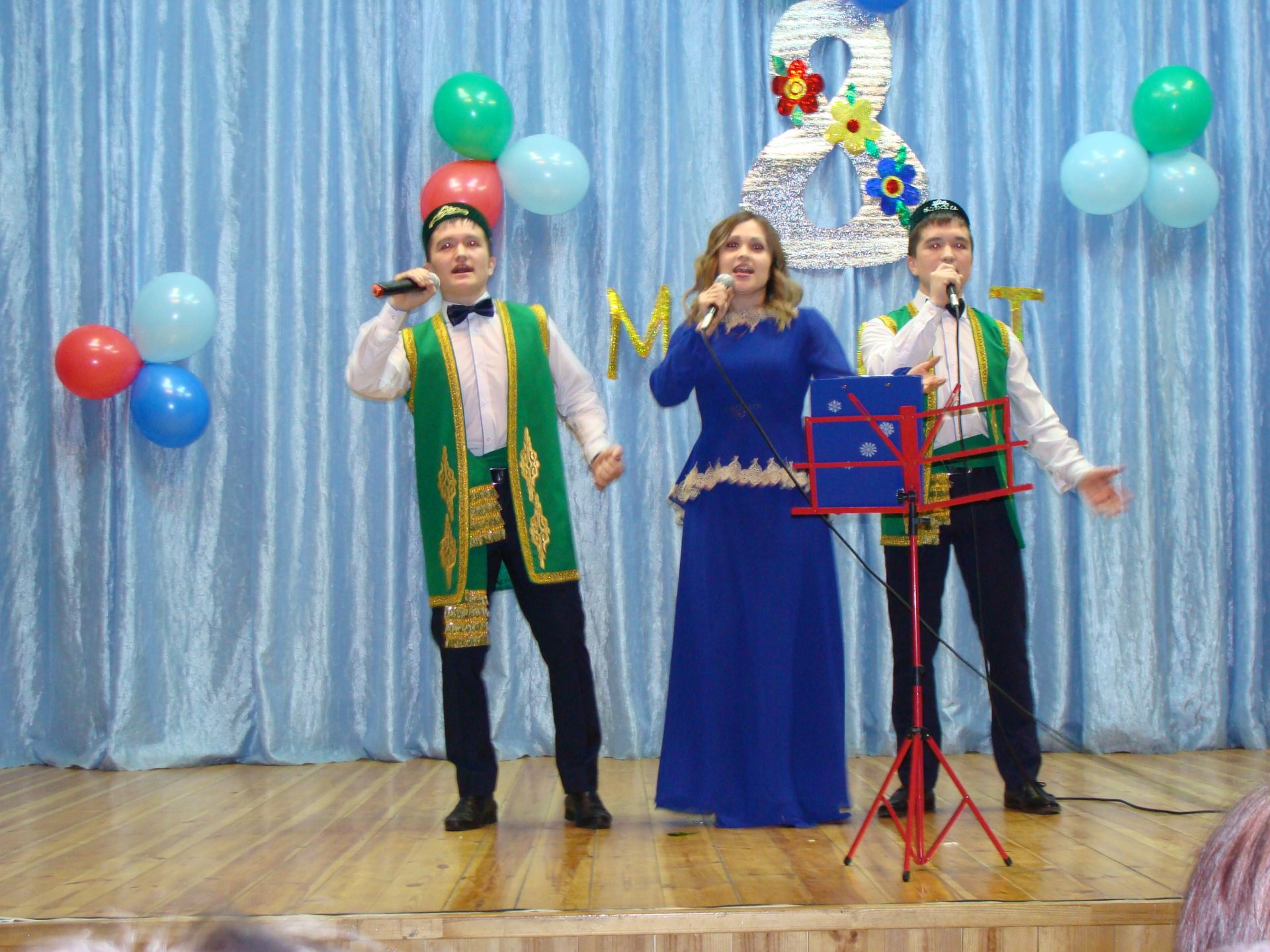 Староуруссинские выпускники выступили с концертом