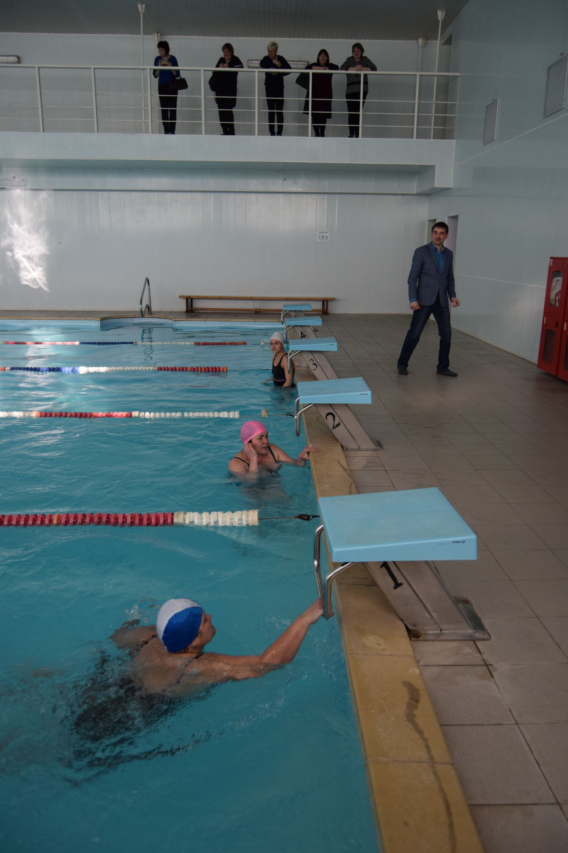 Соревнования по плаванию среди женщин