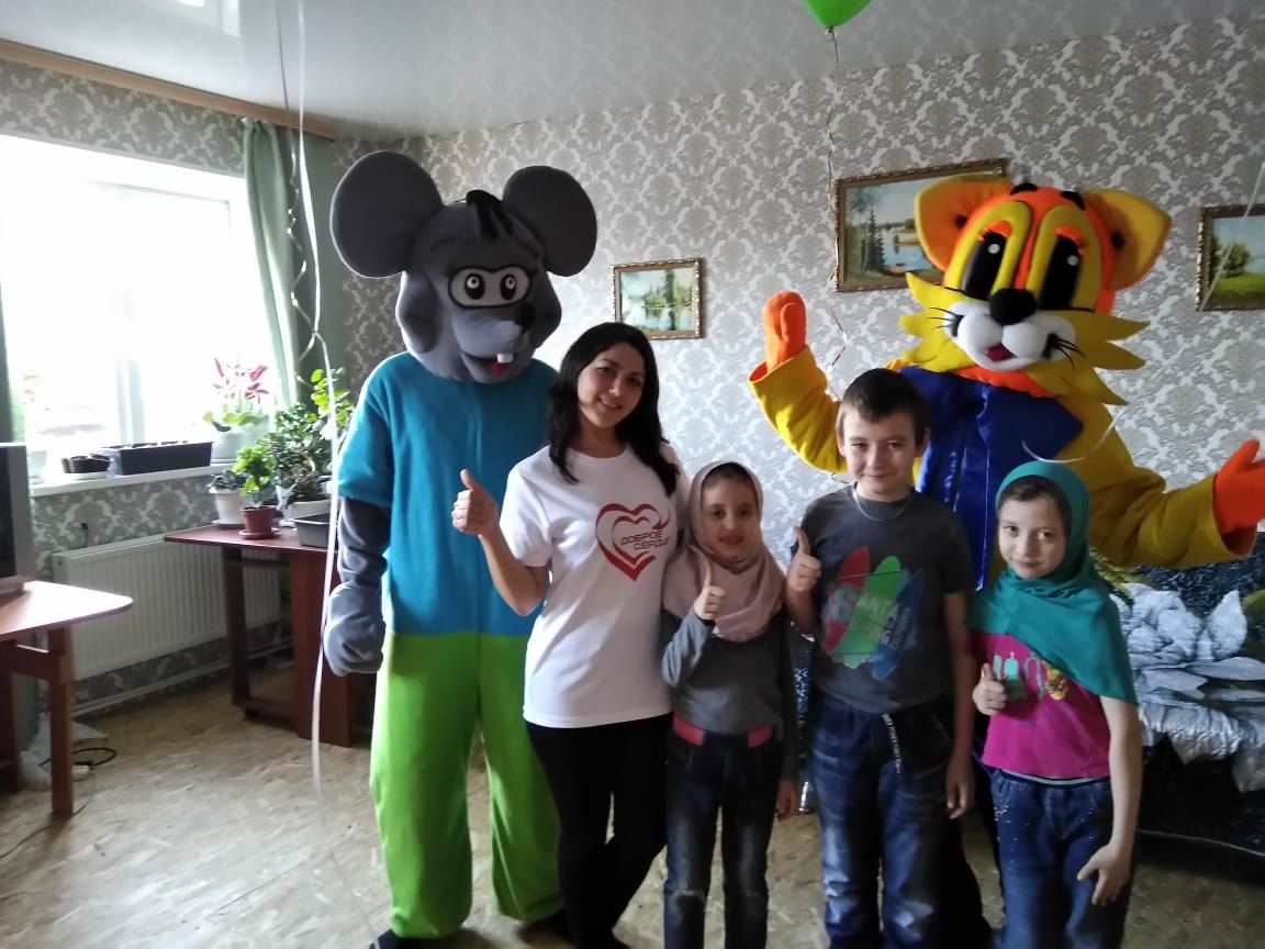 Волонтёры Районного Дома Культуры 26 марта в рамках проекта «Доброе сердце» с поздравлениями с днём рождения посетили ребёнка-инвалида