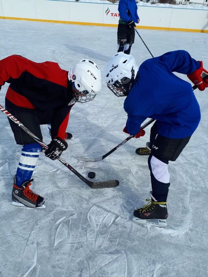 Сегодня на льду хоккейной коробки в с.Абсалямово встретились хоккеисты Ютазинского района