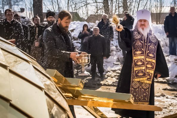 Митрополит Феофан освятил купола храма, который помогает строить 81-летняя казанская пенсионерка