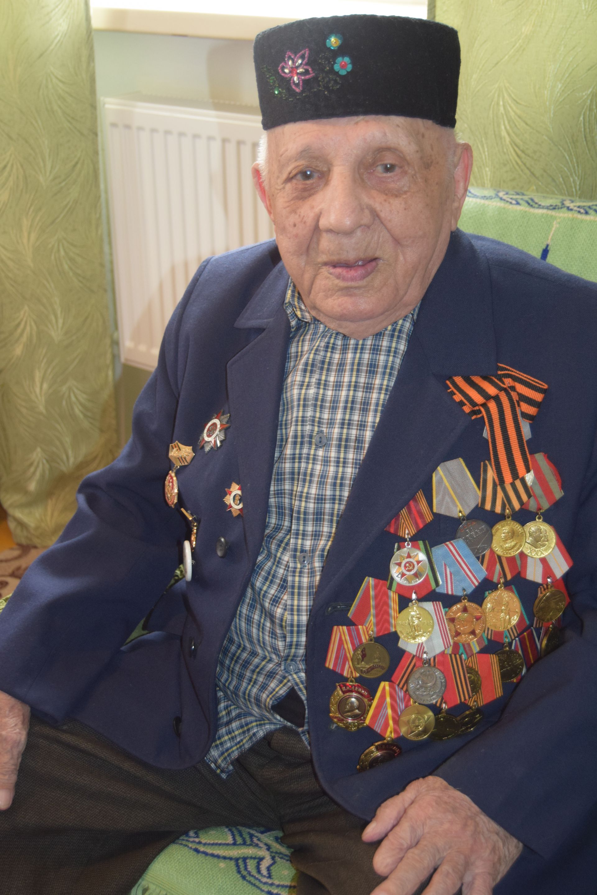 Ветеран войны Миннебай Миннекаевич Миннекаев принимает поздравления