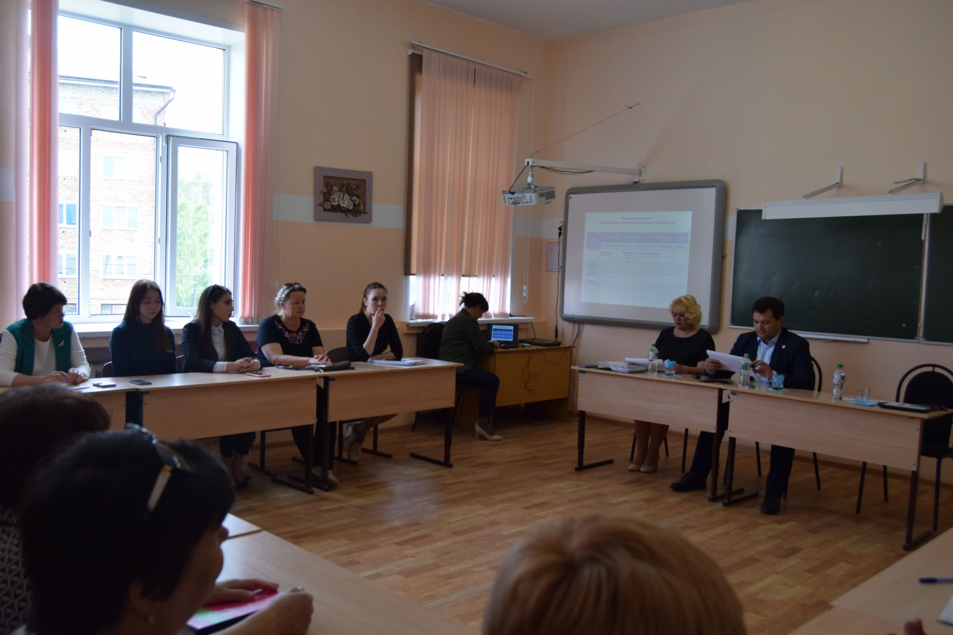 В Уруссинской школе № 2 прошла встреча главы района с педагогическим коллективом