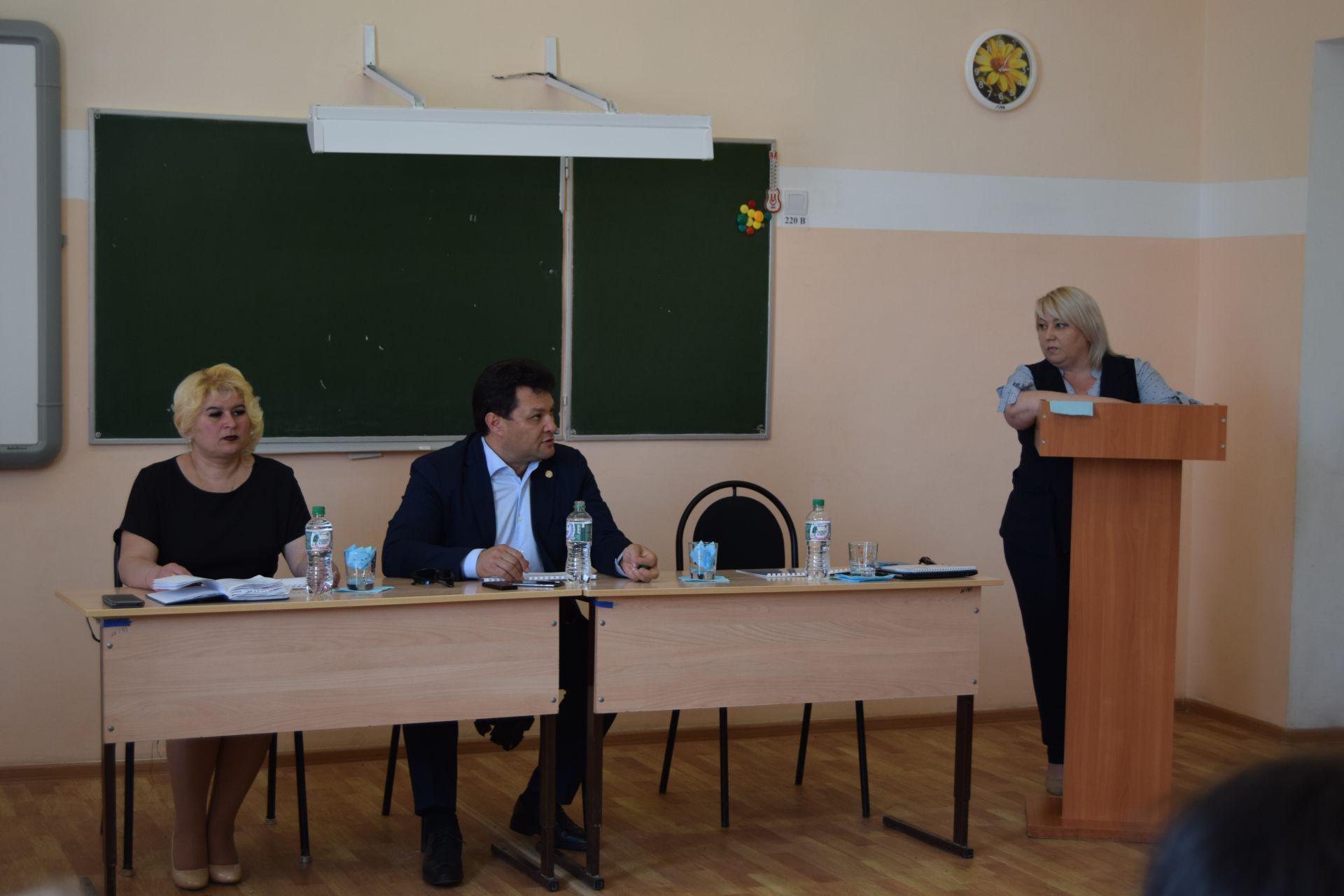 В Уруссинской школе № 2 прошла встреча главы района с педагогическим коллективом