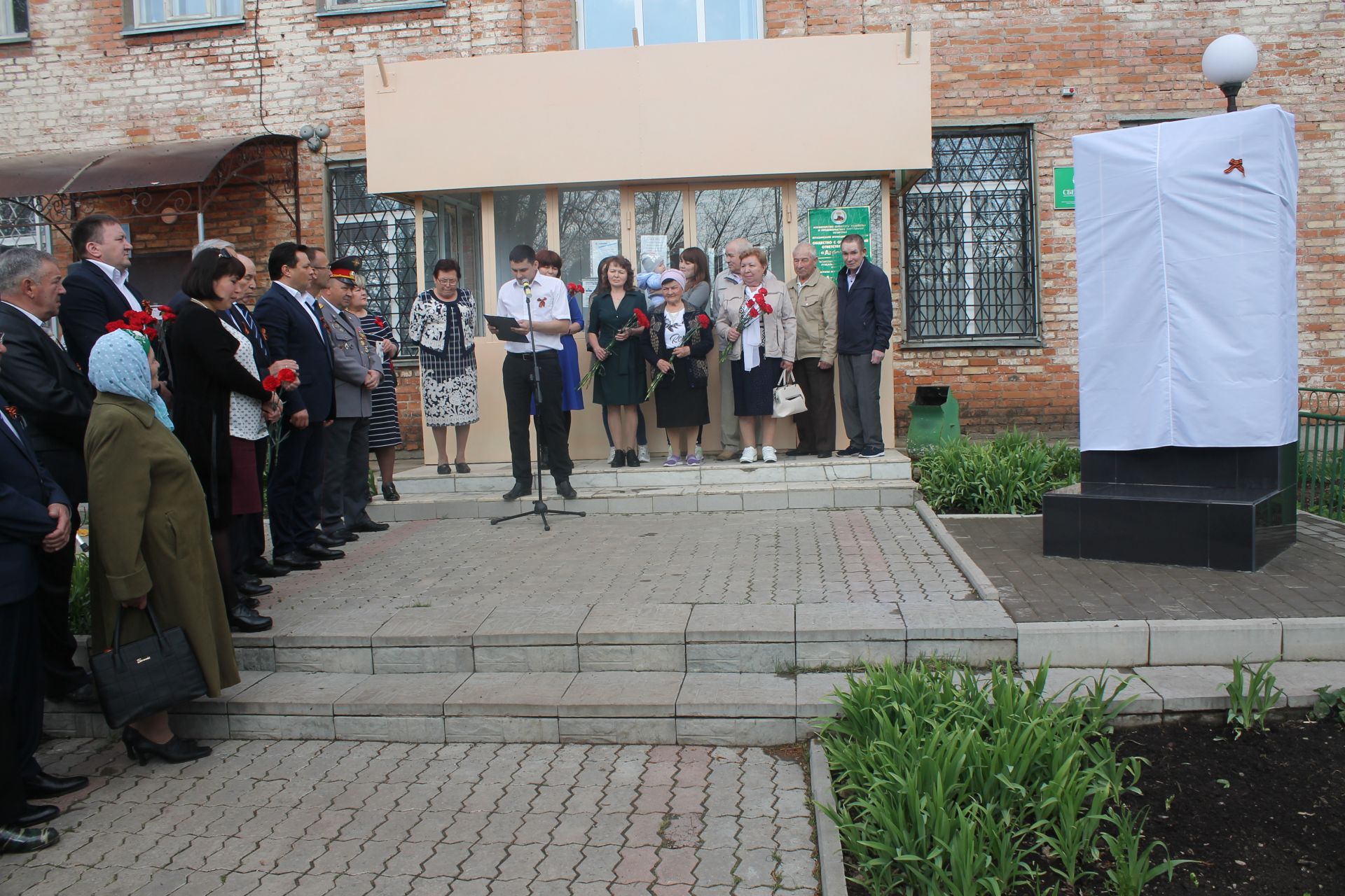 Сегодня жители села Байряка и многочисленные гости торжественно отметили 74-летие Великой Победы.