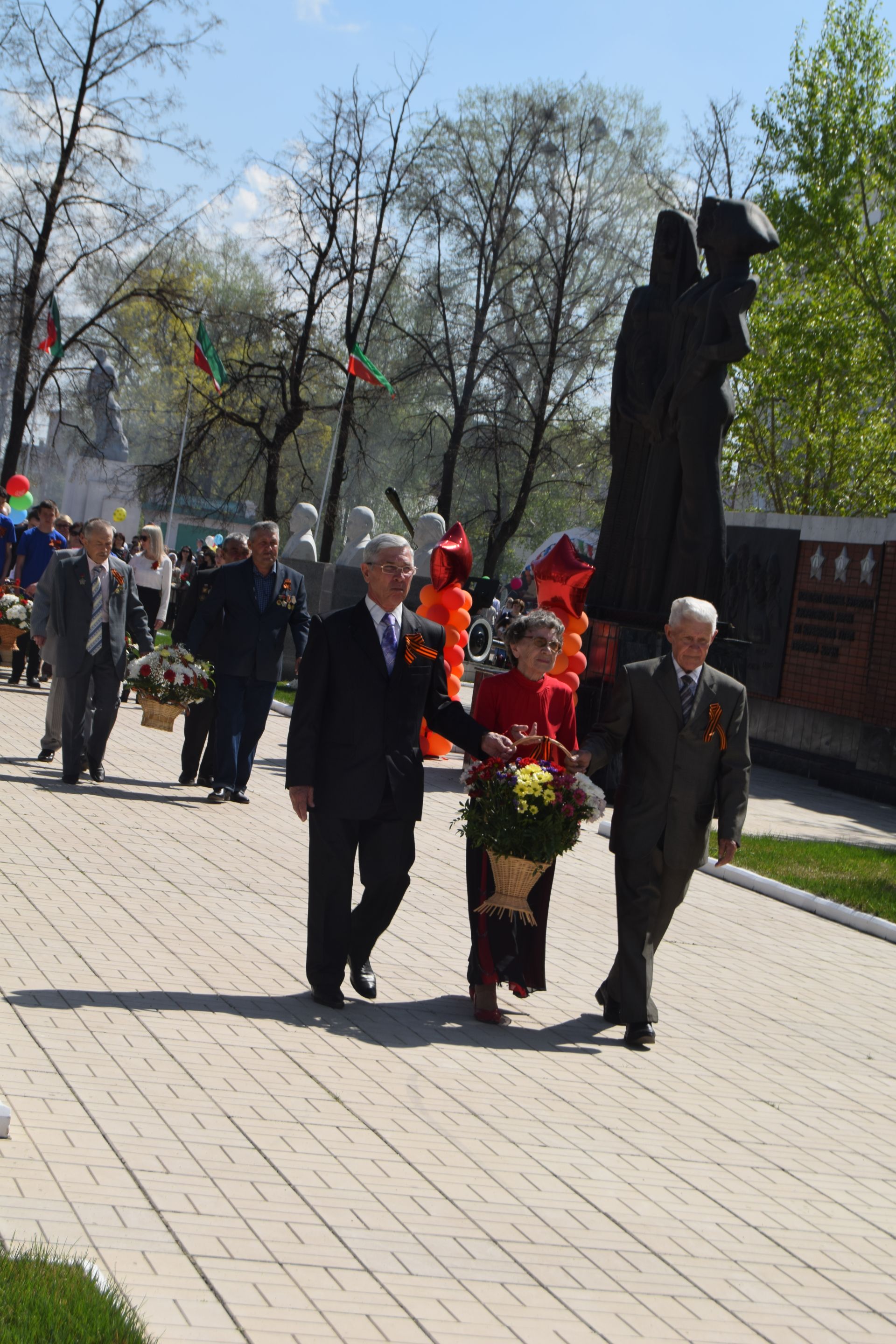 Сегодня вместе со всей страной жители Ютазинского района и многочисленные гости отметили 74-ю годовщину Великой Победы.