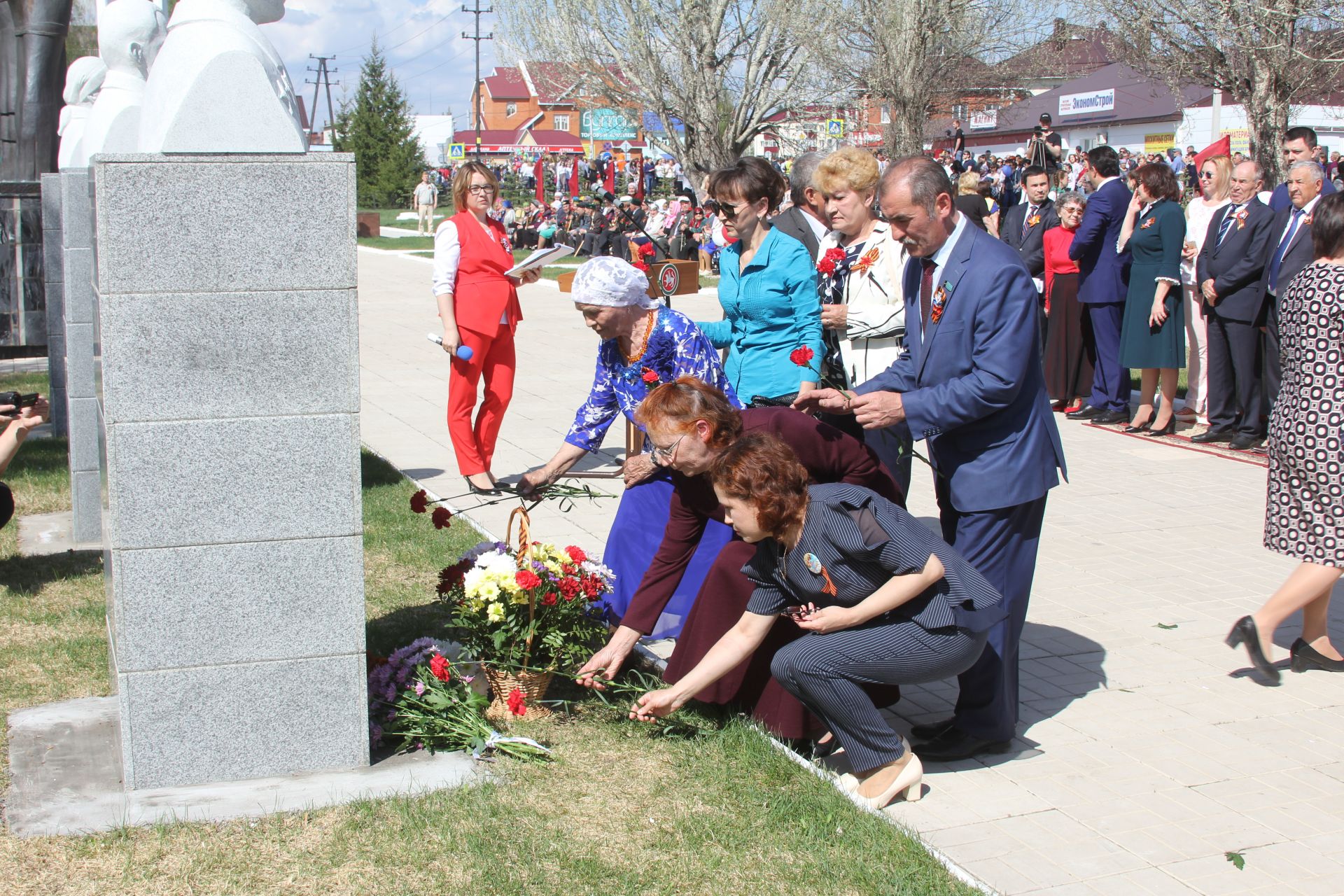 Сегодня вместе со всей страной жители Ютазинского района и многочисленные гости отметили 74-ю годовщину Великой Победы.