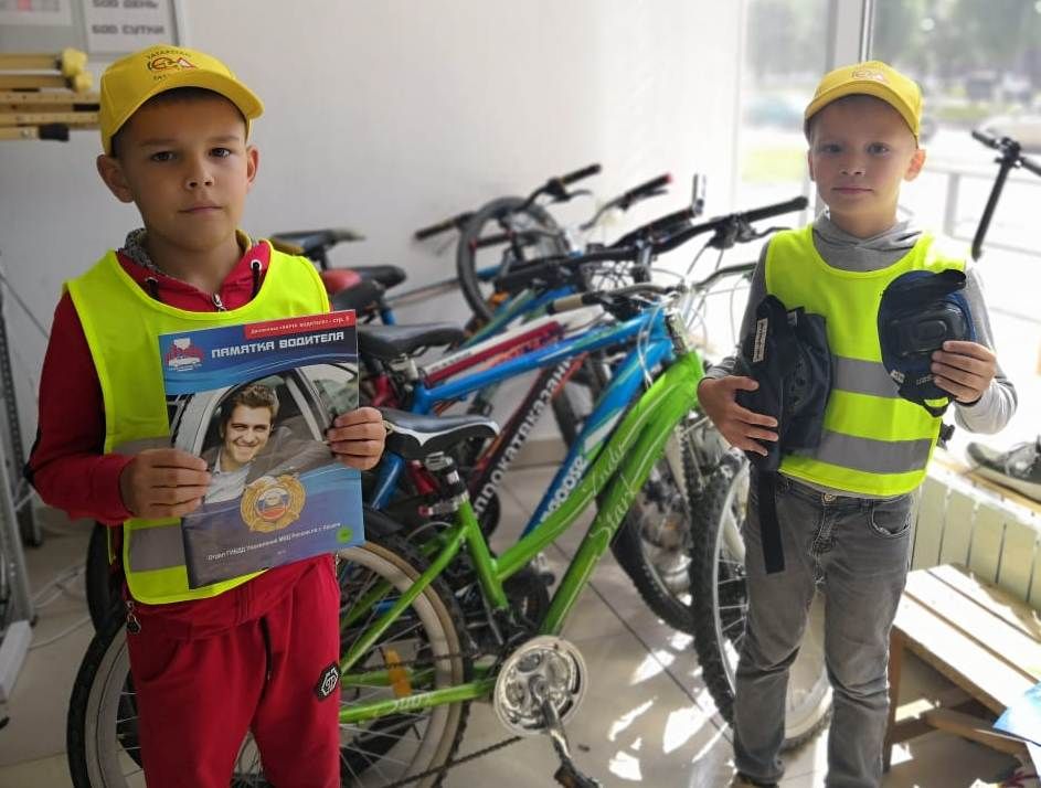 В местах продажи велосипедов и проката современных средств передвижения ЮИДовцы Татарстана провели мастер-класс по безопасному передвижению на двухколёсном транспорте
