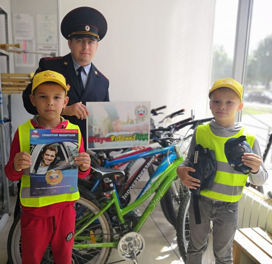 В местах продажи велосипедов и проката современных средств передвижения ЮИДовцы Татарстана провели мастер-класс по безопасному передвижению на двухколёсном транспорте