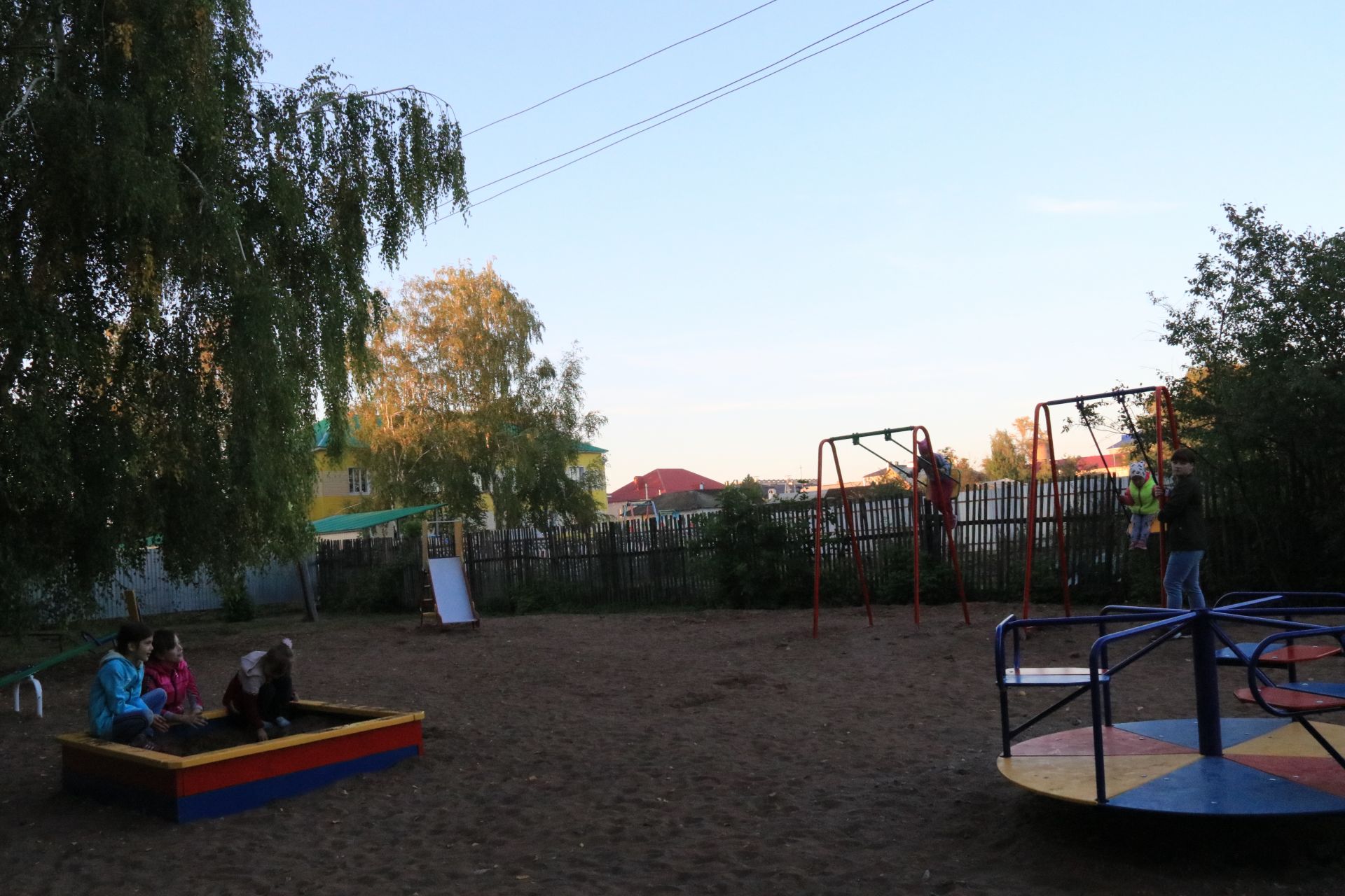 Во дворах поселка Уруссу – новые игровые площадки