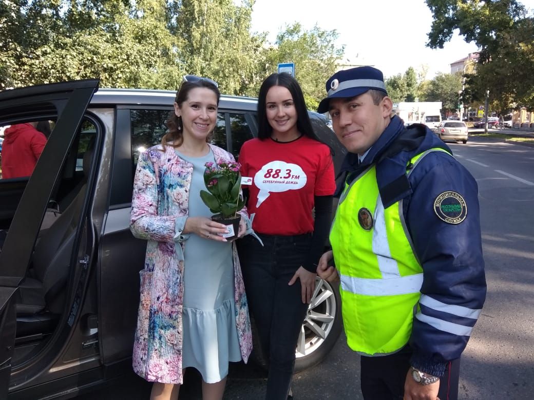 В рамках оперативно-профилактического мероприятия «Внимание – дети!» на улицах г. Казани проведена профилактическая акция «Дети – цветки жизни!»