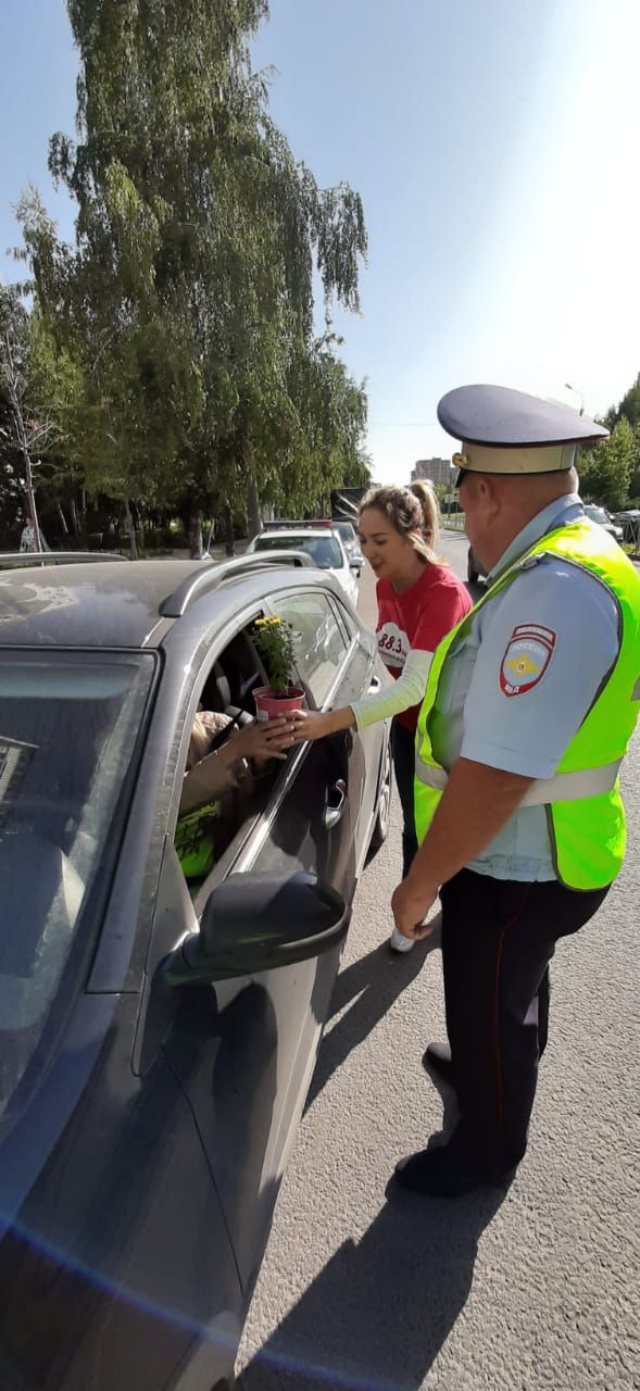 В рамках оперативно-профилактического мероприятия «Внимание – дети!» на улицах г. Казани проведена профилактическая акция «Дети – цветки жизни!»