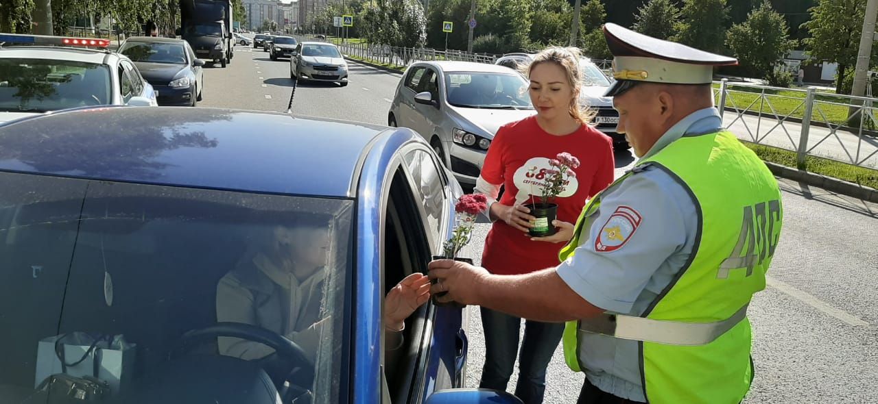 В рамках оперативно-профилактического мероприятия «Внимание – дети!» на улицах г. Казани проведена профилактическая акция «Дети – цветки жизни!»