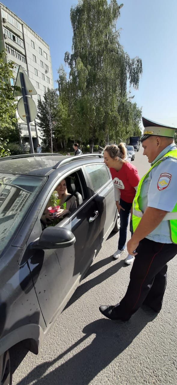 В рамках оперативно-профилактического мероприятия «Внимание – дети!» на улицах г. Казани проведена профилактическая акция «Дети – цветки жизни!»