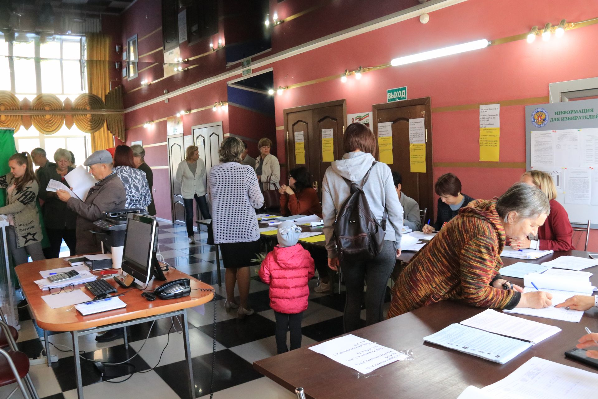 Голосование с утра на участках проходит активно. Ютазинцы дружно, семьями, не откладывая на потом, идут на свои избирательные участки.