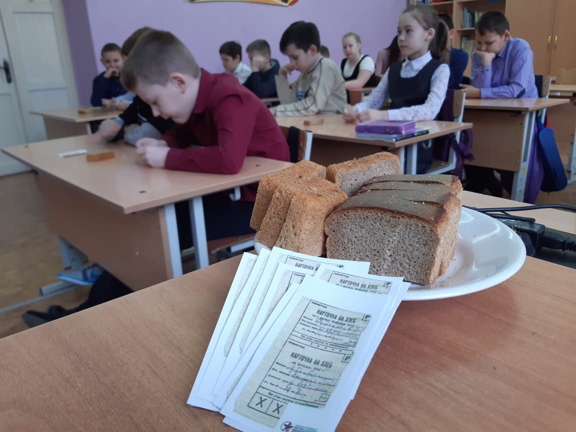 Вчера в рамках Всероссийской акции памяти «Блокадный хлеб», для учеников 4б класса было проведено мероприятие "Блокадный хлеб"