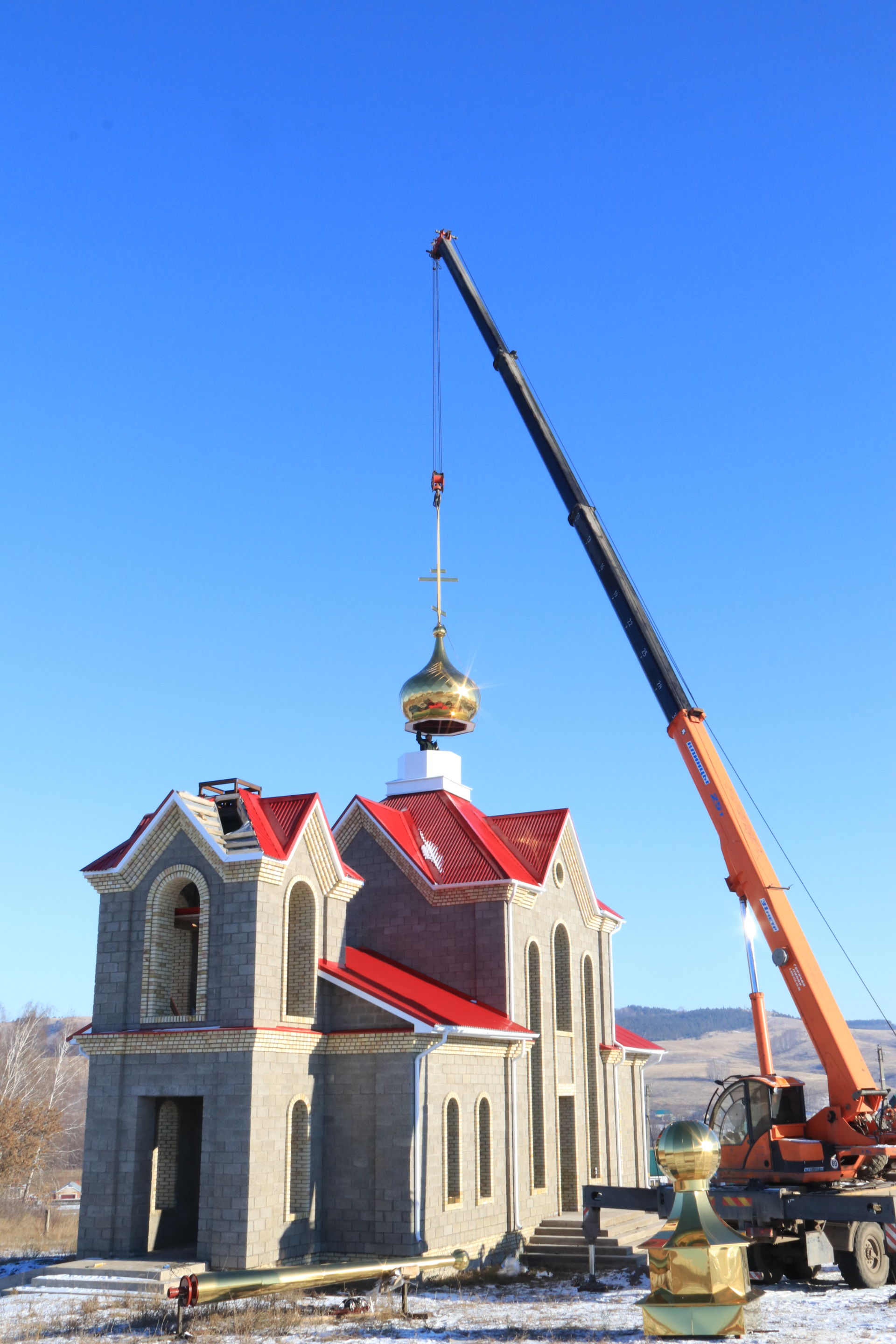 Возведены купола на церковь, строящуюся в селе Ютаза 
