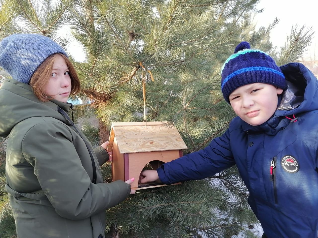 Активисты школьное лесничество "Зеленый патруль" с учениками Ютазинская СОШ провели акцию “Покормите птиц”