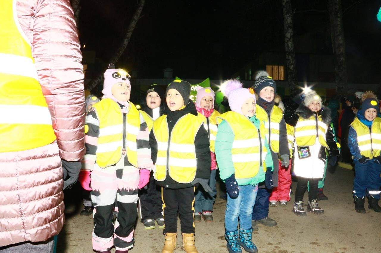 В Татарстане юные участники дорожного движения приняли участие в световозвращающем флешмобе