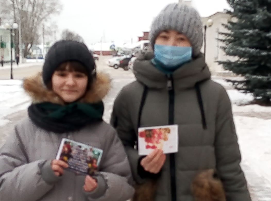В честь наступающего праздника Депутаты Детской Районной Думы сегодня раздали открытки с поздравлениями мамам нашего посёлка