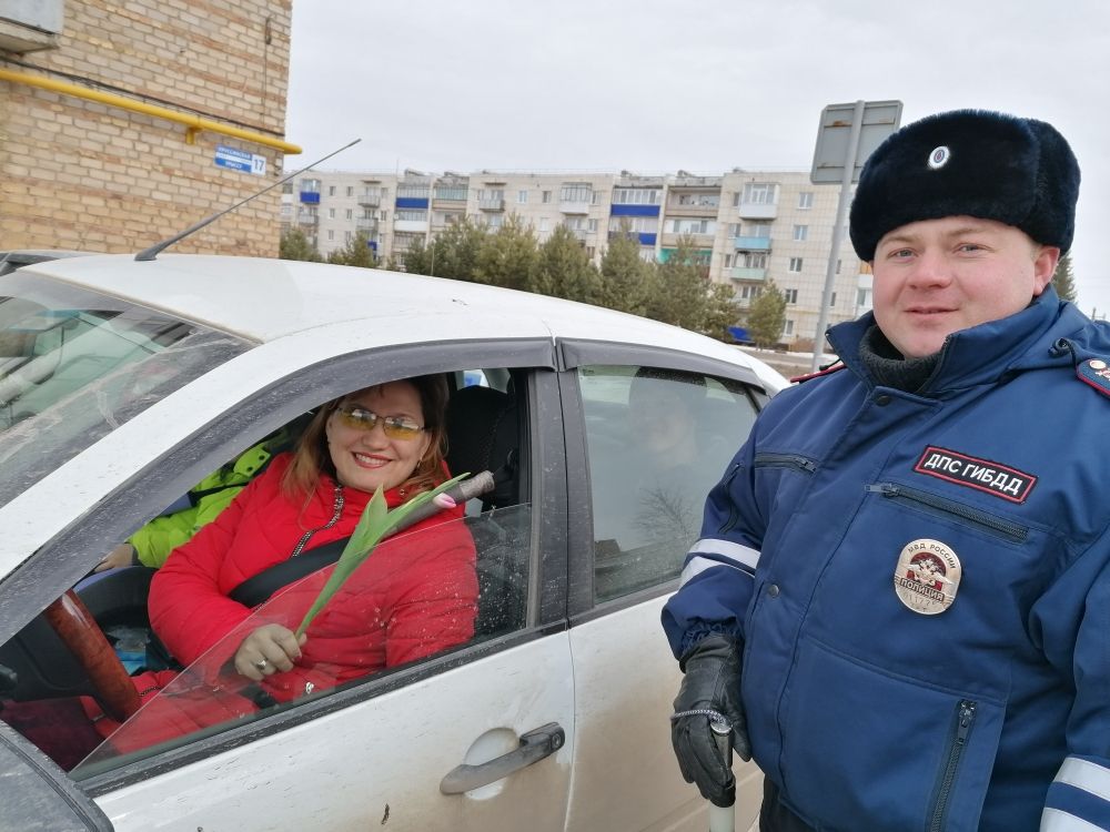Сотрудники Ютазинского ОГИБДД поздравили девушек-автоледи с весенним праздником