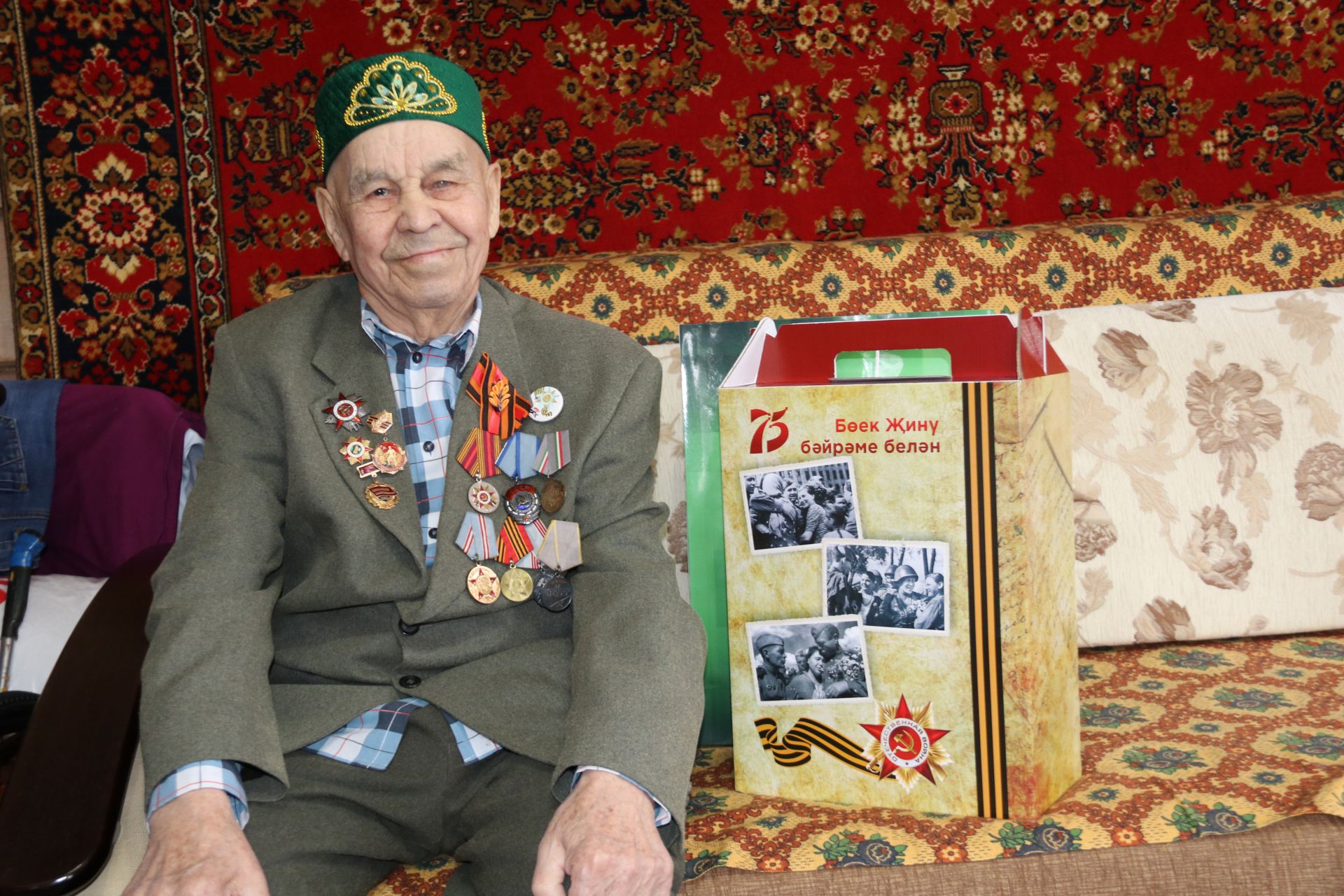 Руководитель района Аяз Шафигуллин поздравляет ветеранов с Днем Победы