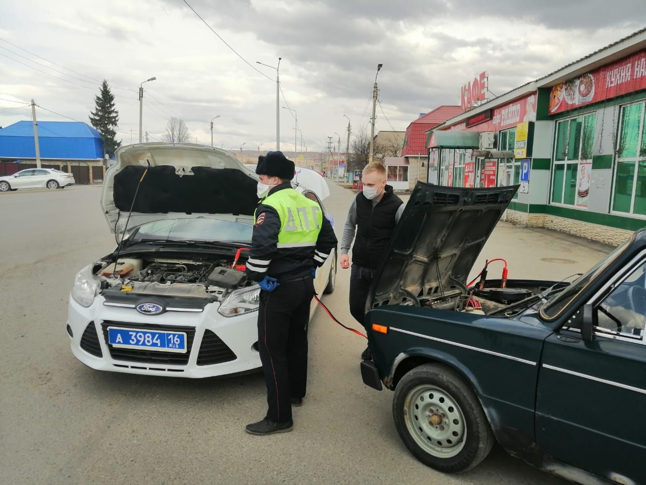 В Татарстане автоинспекторы помогли водителю, оказавшемуся в трудной ситуации