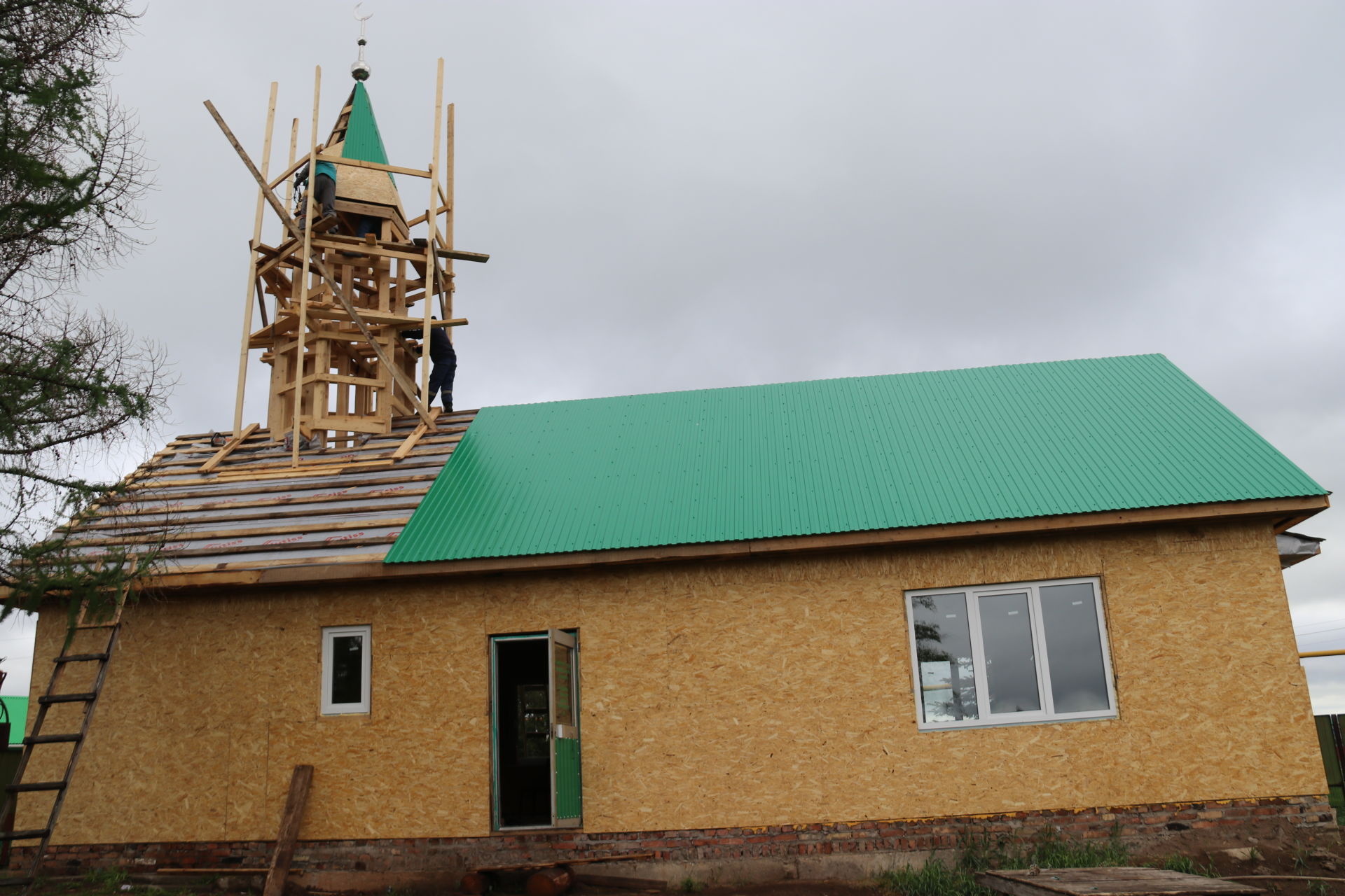 На новой мечети села Старый Каразерик установлен полумесяц
