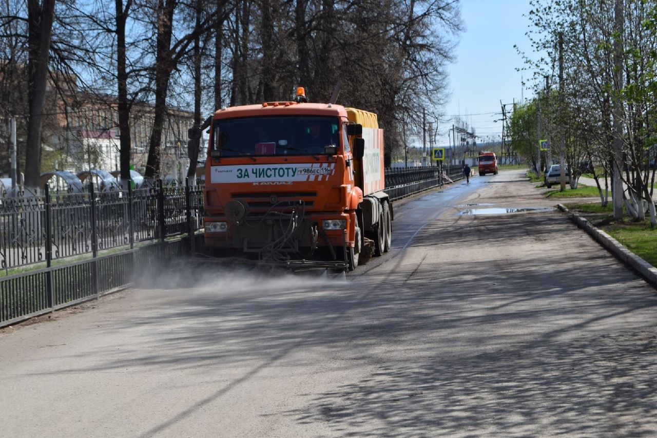 Нефтяники Татарстана очищают улицы Уруссу