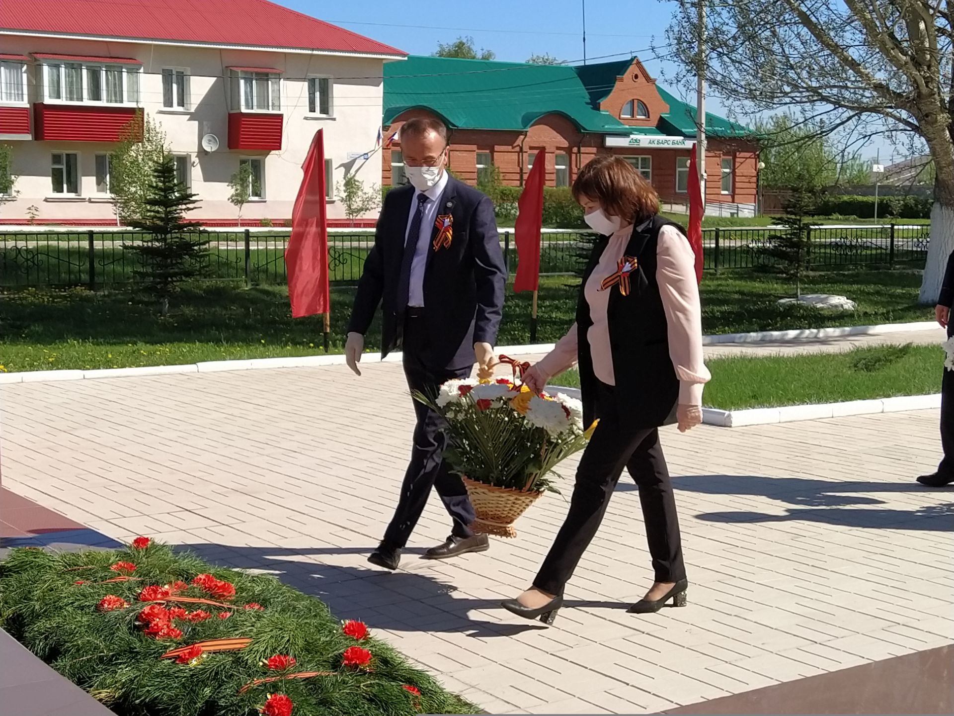 На Мемориальном комплексе Уруссу возложены цветы в память погибшим ютазинцам