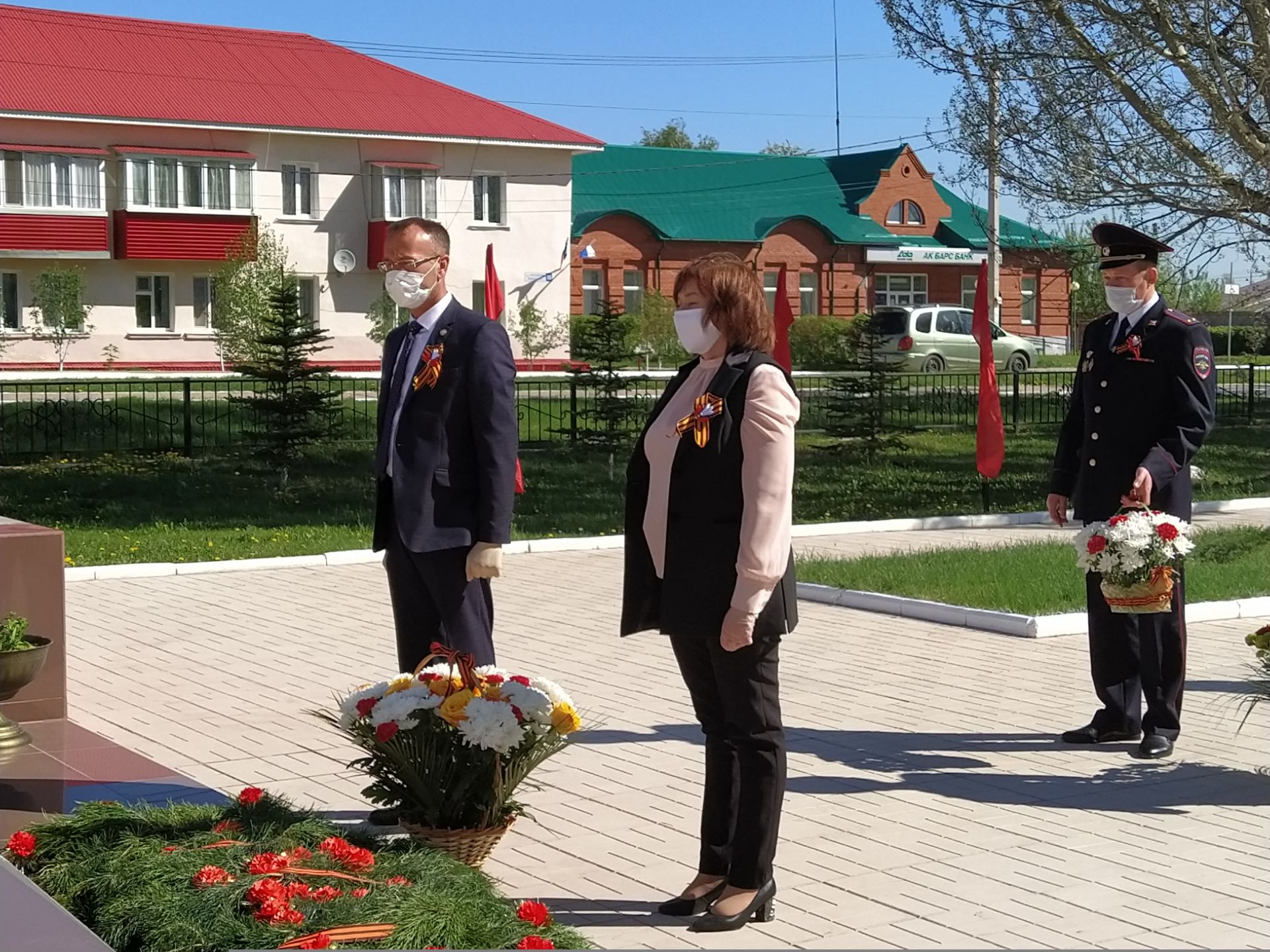 На Мемориальном комплексе Уруссу возложены цветы в память погибшим ютазинцам