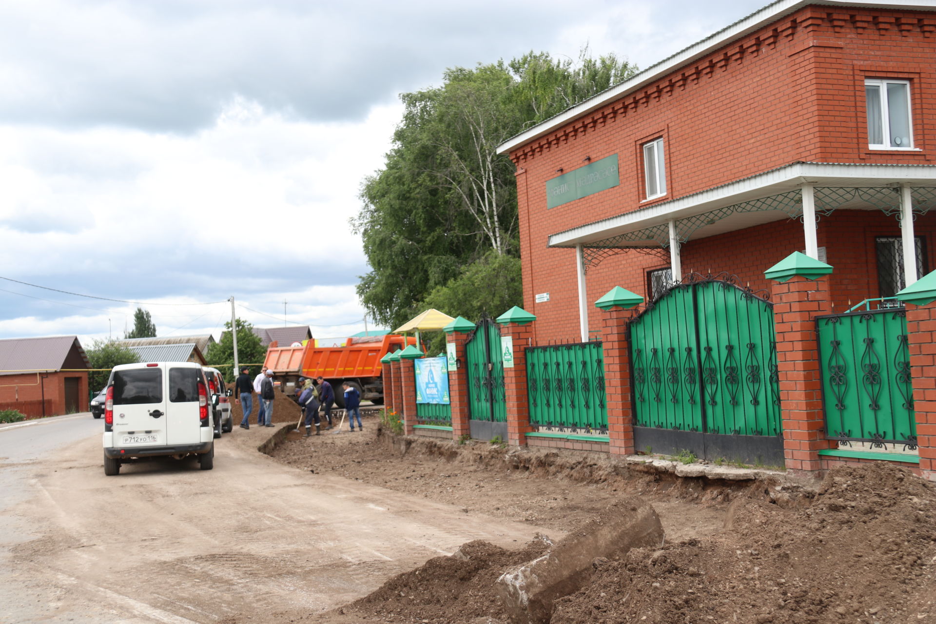Возле центральной мечети поселка Уруссу начались ремонтные работы