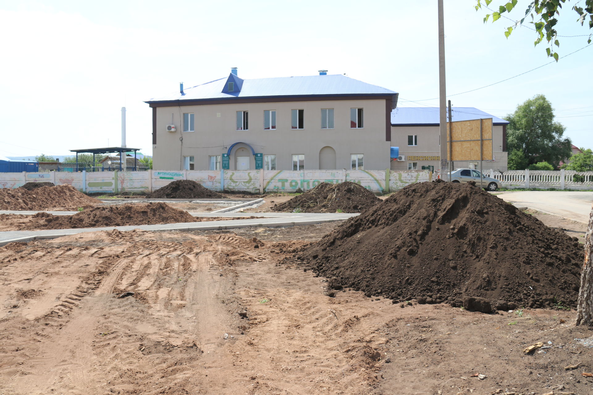 ​​​​​​​Работа во дворах Ютазинского района продолжается
