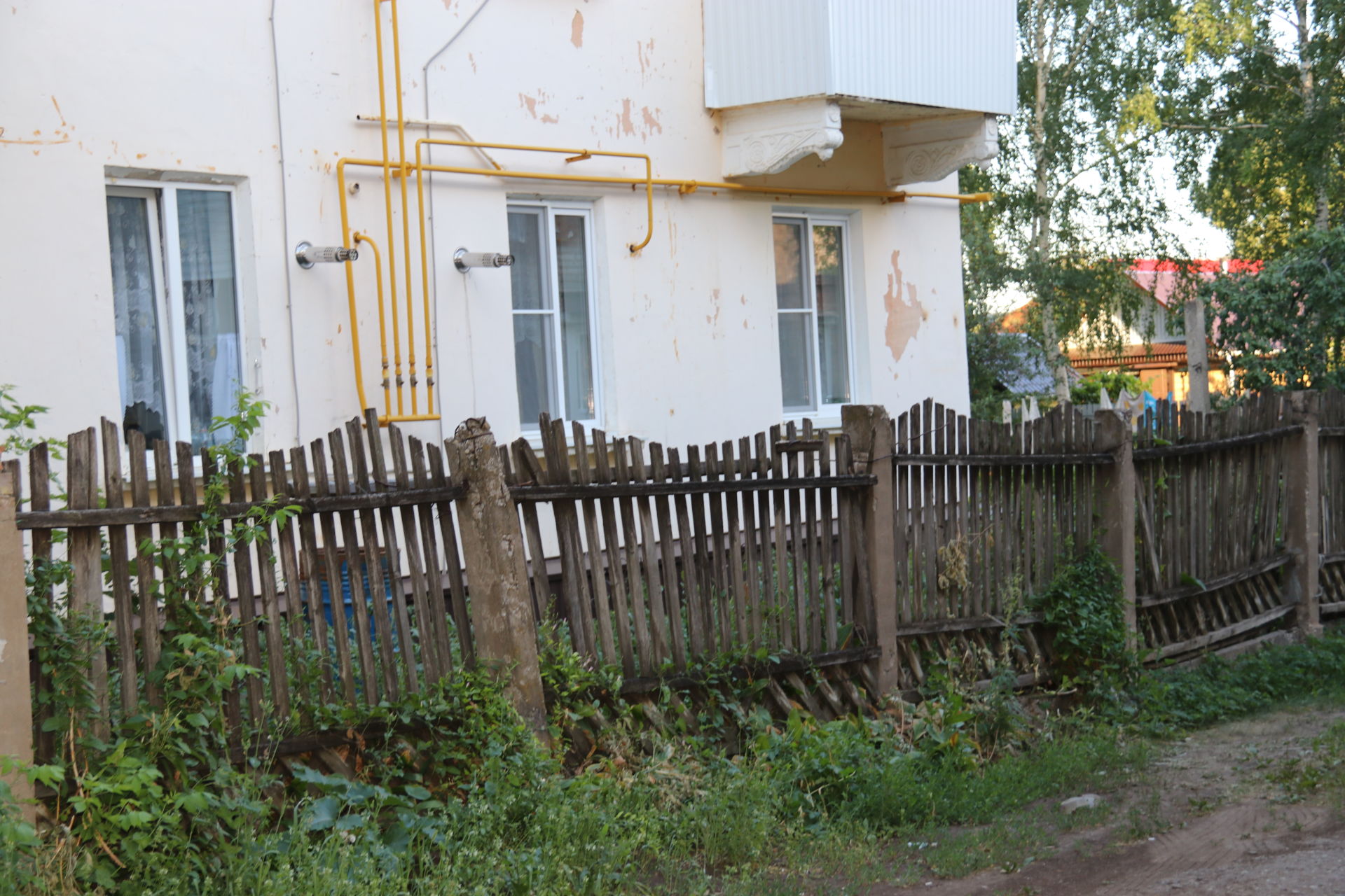 Жителей улицы Горького поселка Уруссу больше всего волнуют полугнилые ограждения