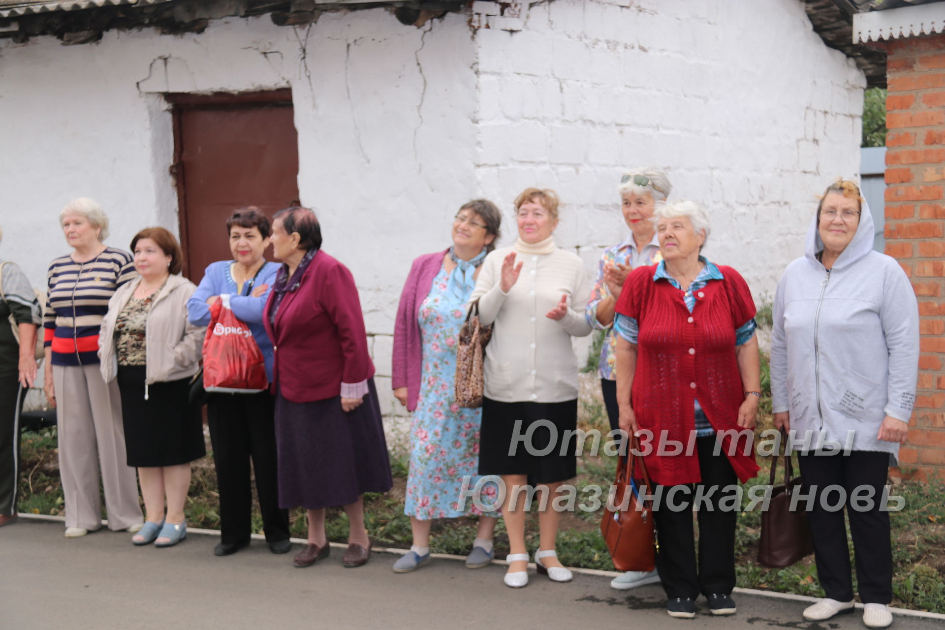 В поселке Уруссу торжественно открываются обновленные дворы