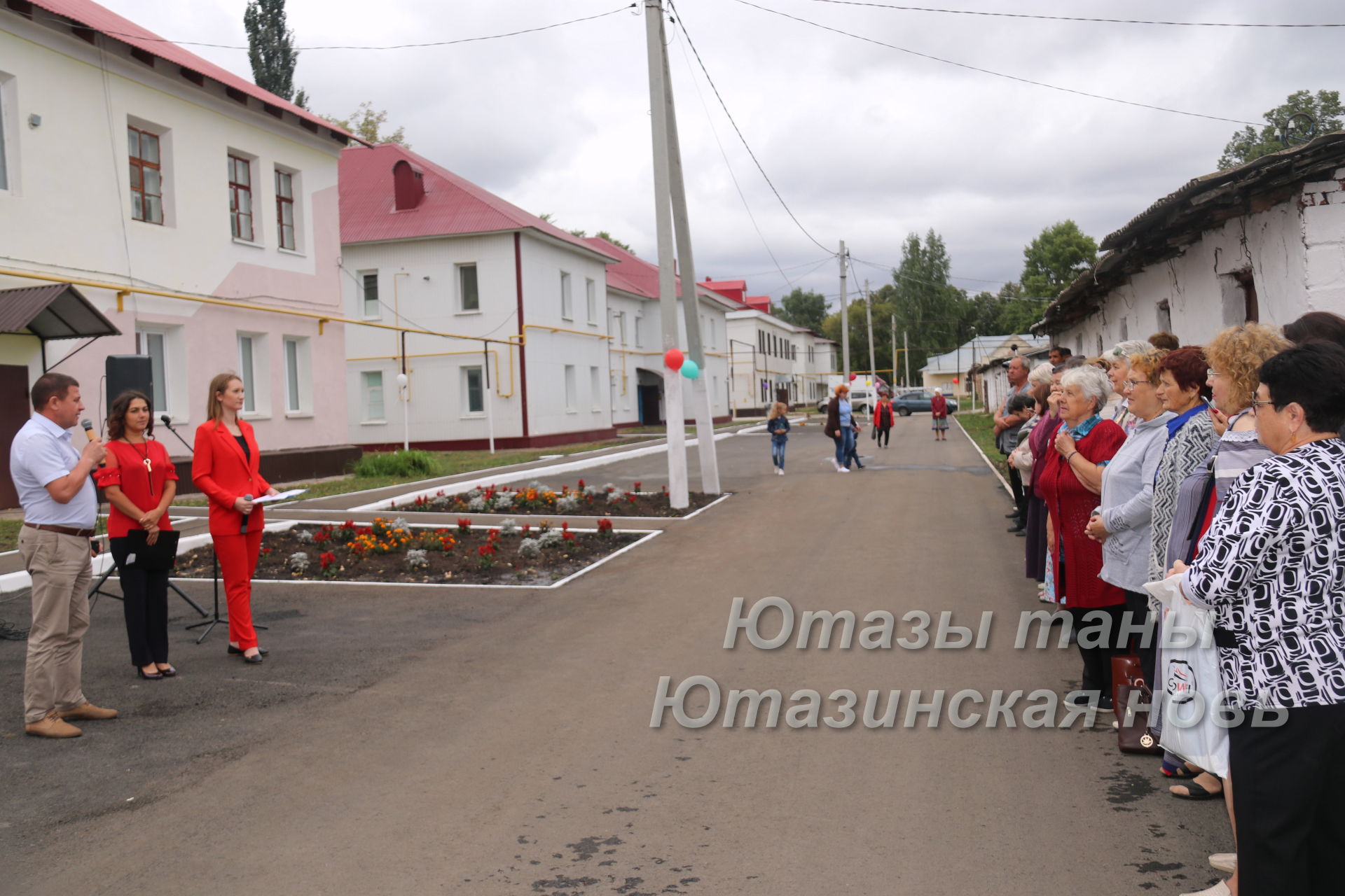 В поселке Уруссу торжественно открываются обновленные дворы