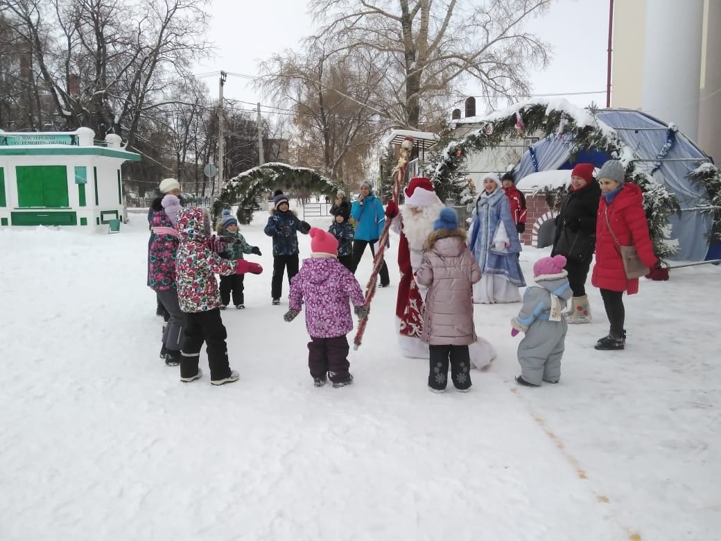 Сегодня 10 января, в последний день зимних каникул, детям пришли в гости Дед Мороз и Снегурочка